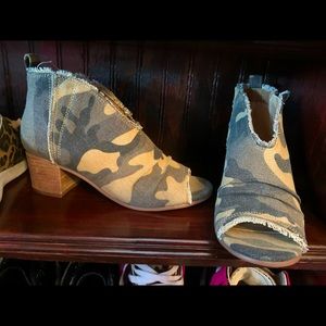 Size 6.5 Very G Camo Peep Toe Booties